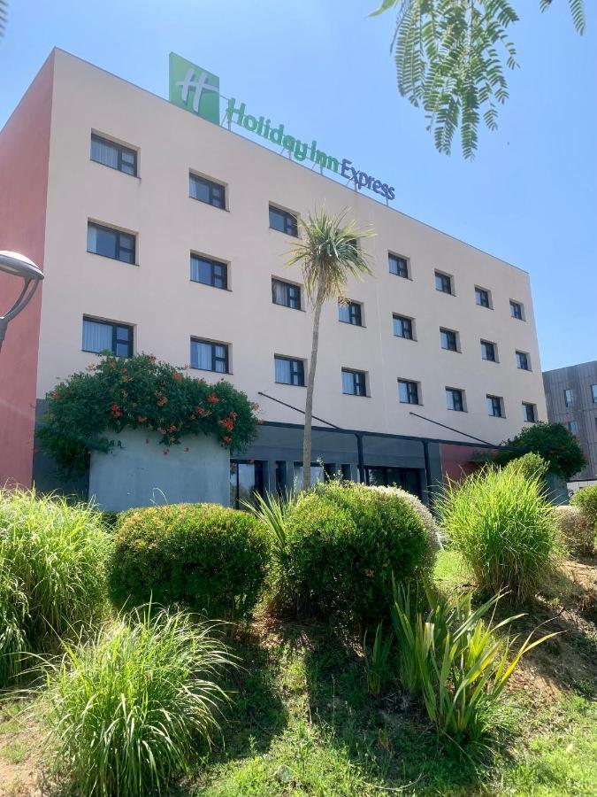 Holiday Inn Express - Marseille Airport, An Ihg Hotel Vitrolles  Bagian luar foto