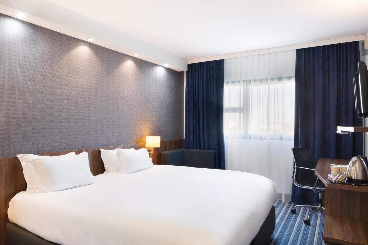 Holiday Inn Express - Marseille Airport, An Ihg Hotel Vitrolles  Bagian luar foto