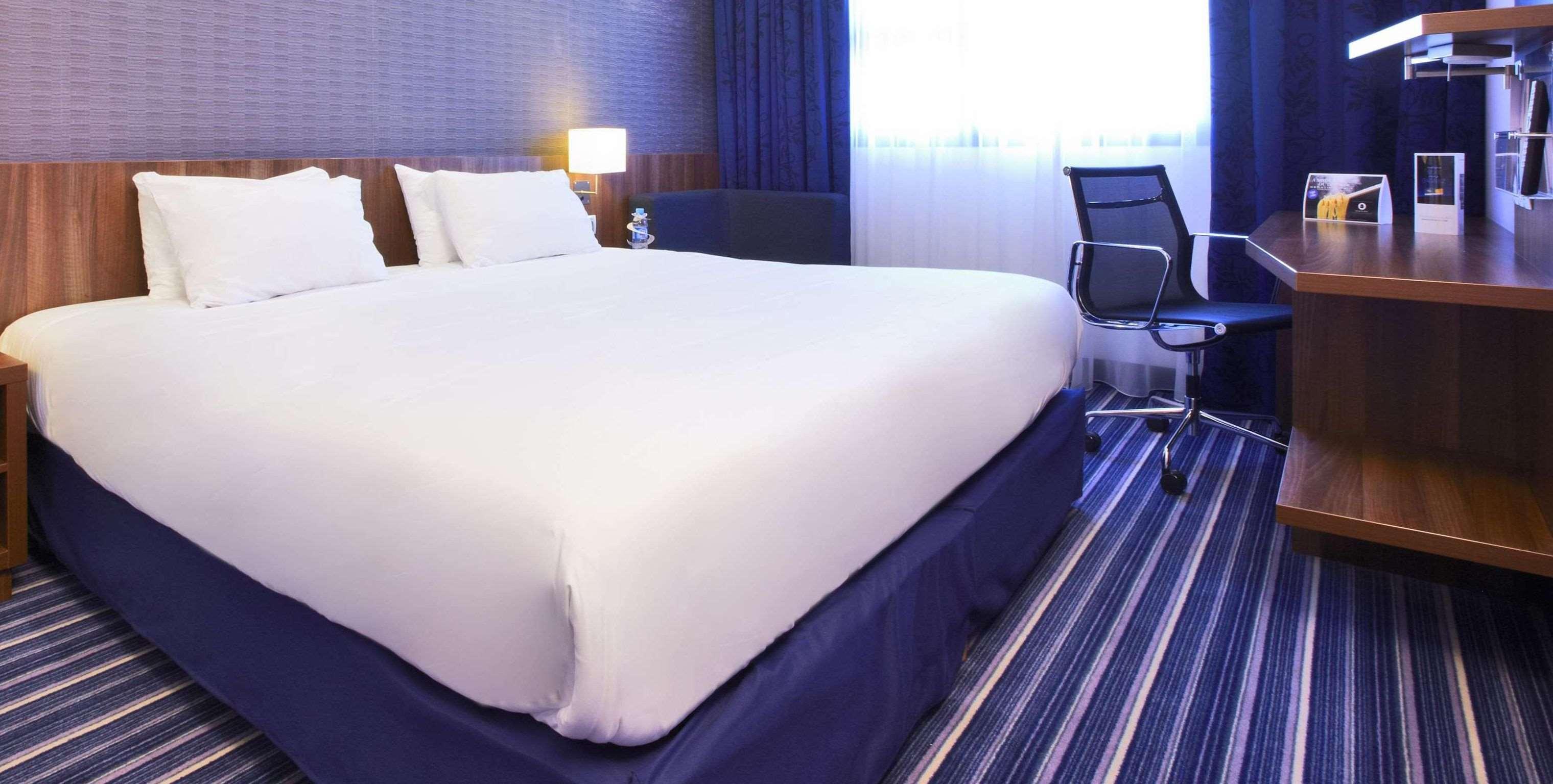 Holiday Inn Express - Marseille Airport, An Ihg Hotel Vitrolles  Bagian luar foto